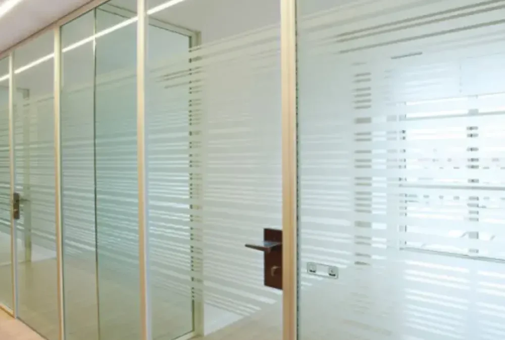 Diseños modernos en puertas y ventanas de vidrio